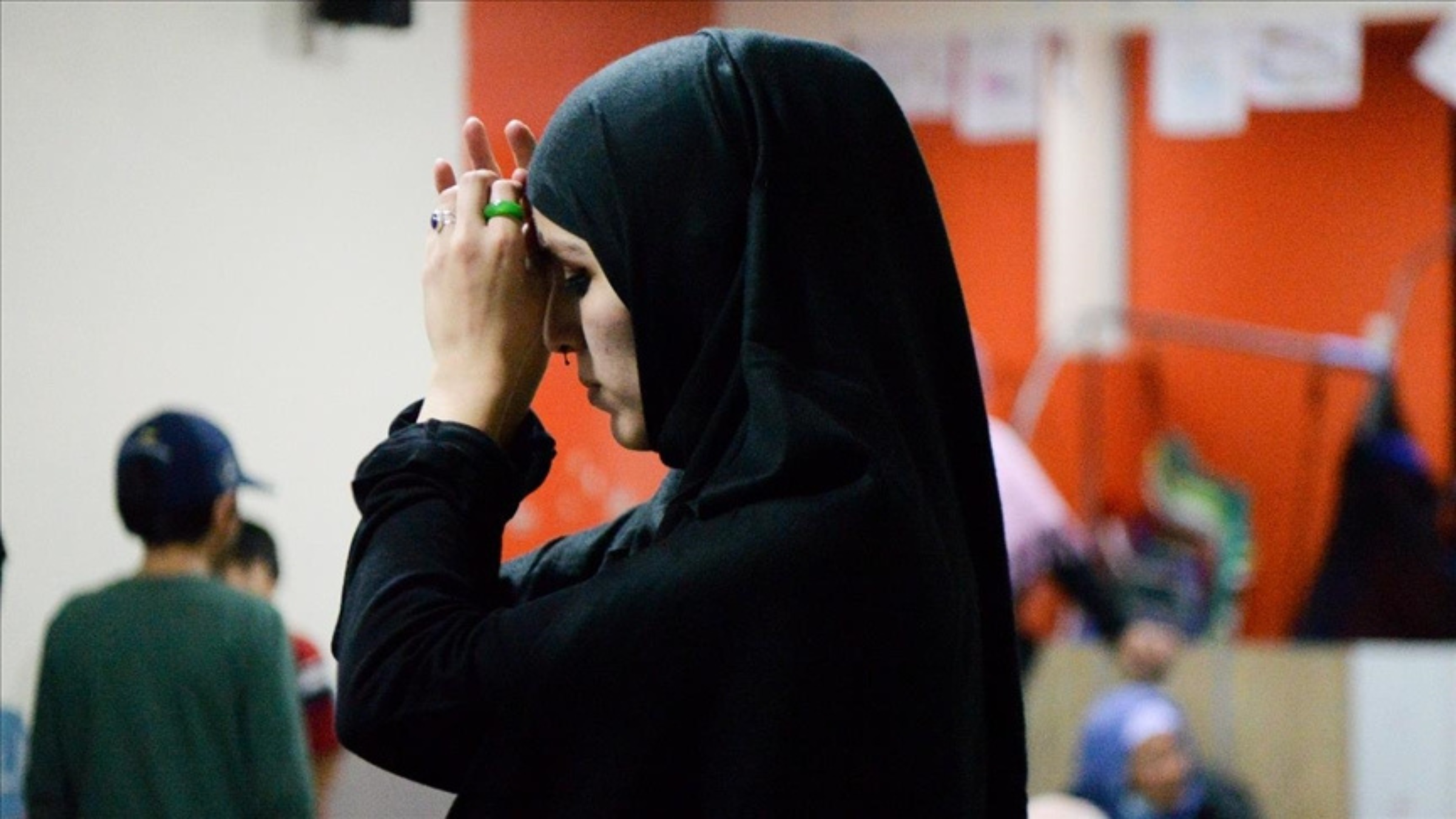 Le Port de l'Abaya Interdit à l'École : Gabriel Attal Clarifie la Situation