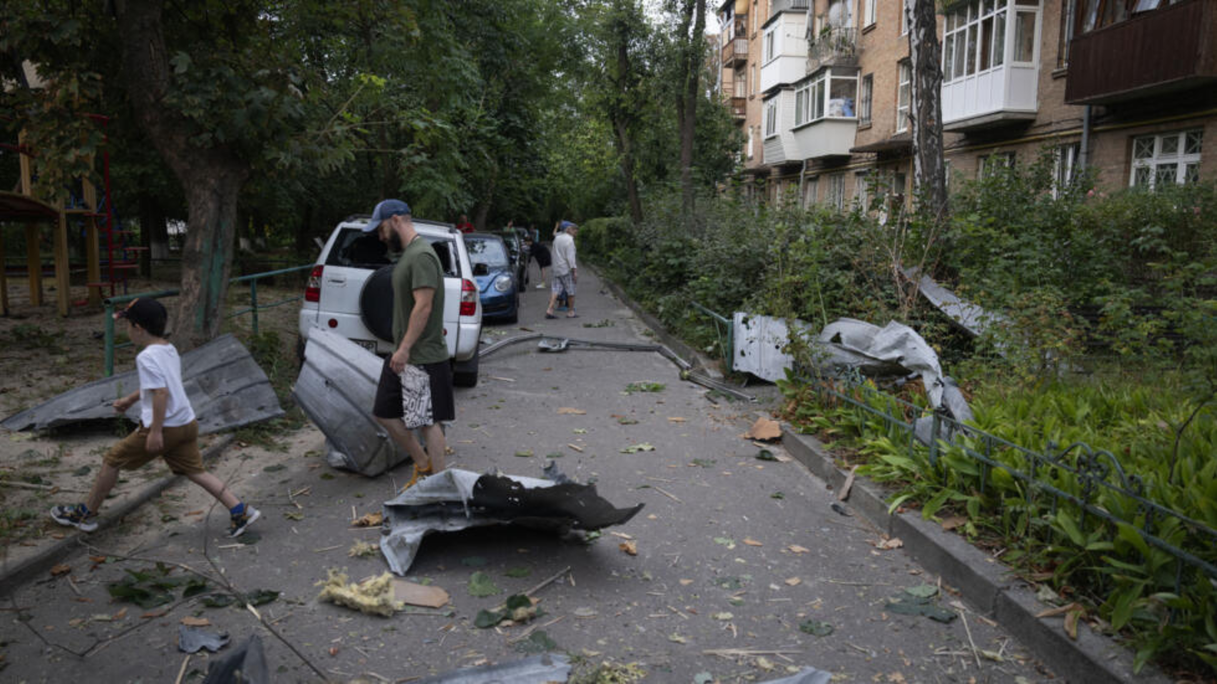 Guerre en Ukraine : 2 morts à Kiev, un aéroport Russe frappé par des drones