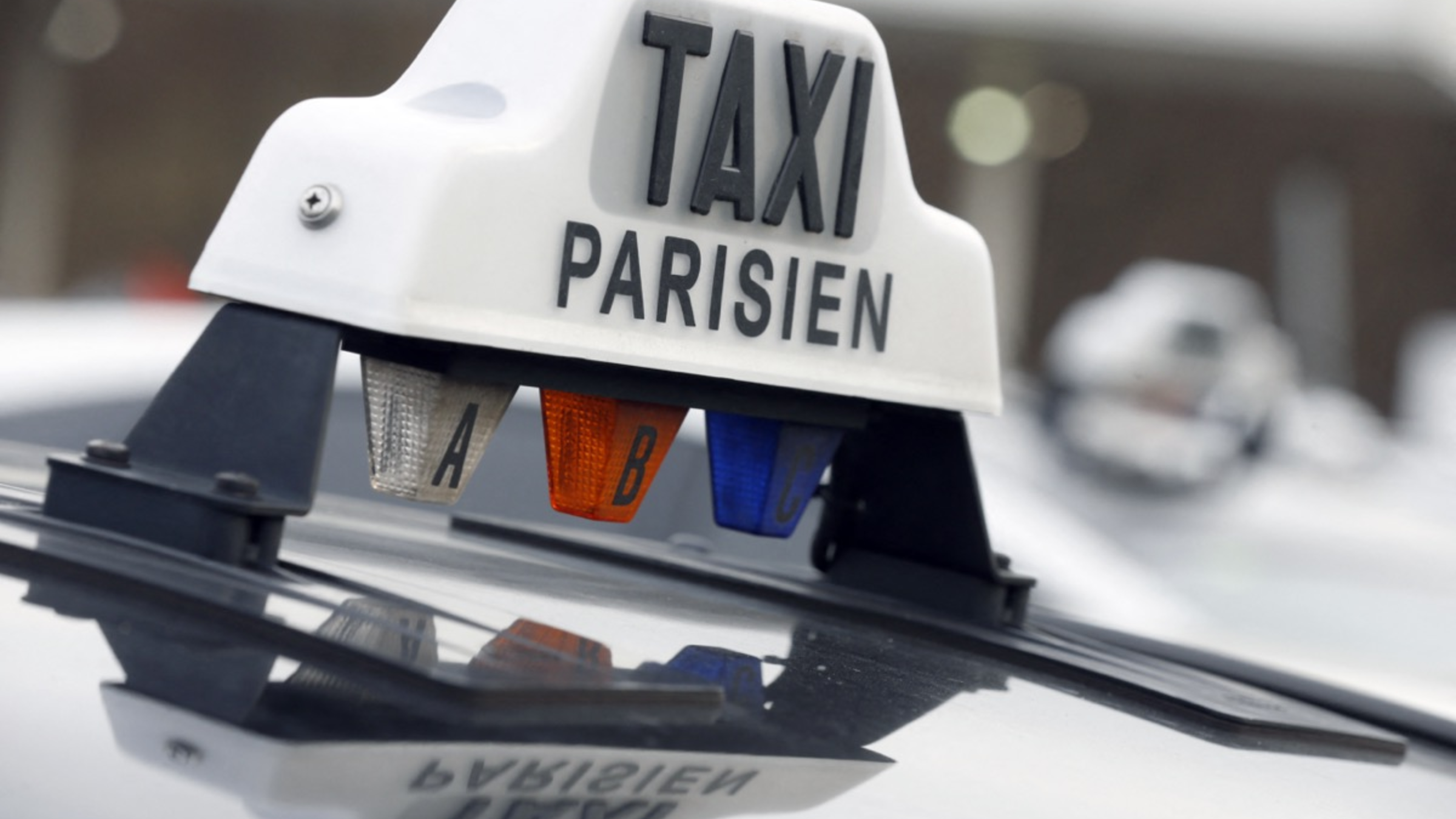 UN CHAUFFEUR DE TAXI MENACE