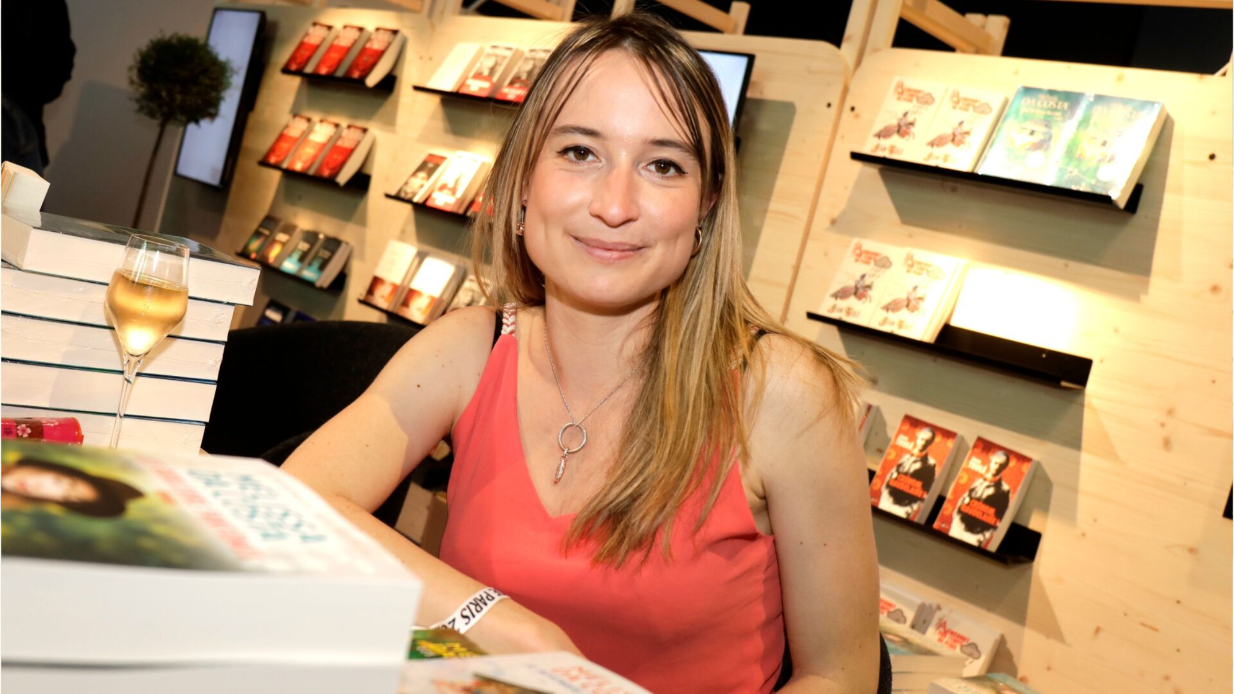 Historique : Mélissa Da Costa détrône Guillaume Musso du top des ventes de  livres - Splash Media