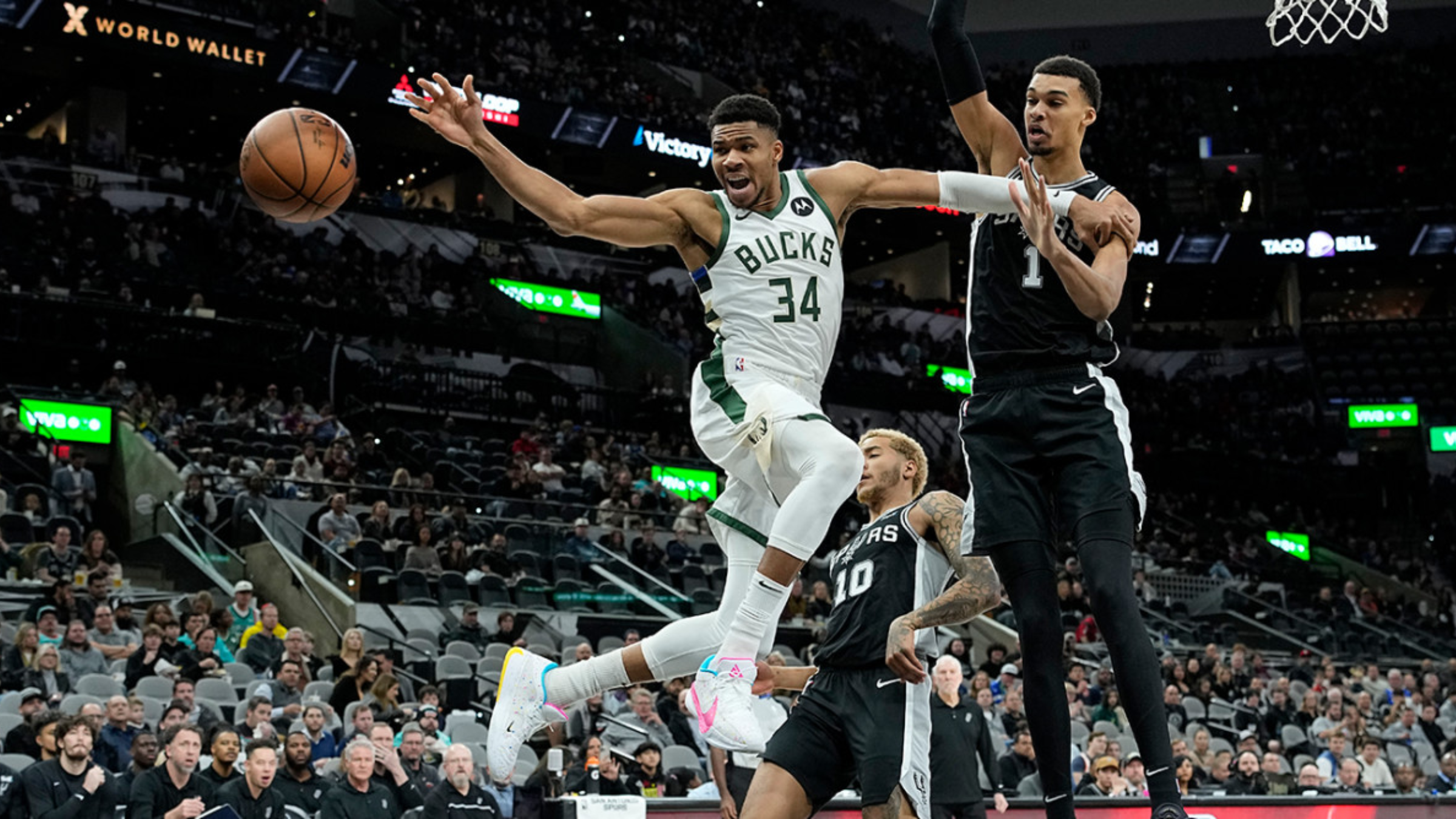 NBA : Antetokounmpo éclipse Wembanyama dans un duel épique