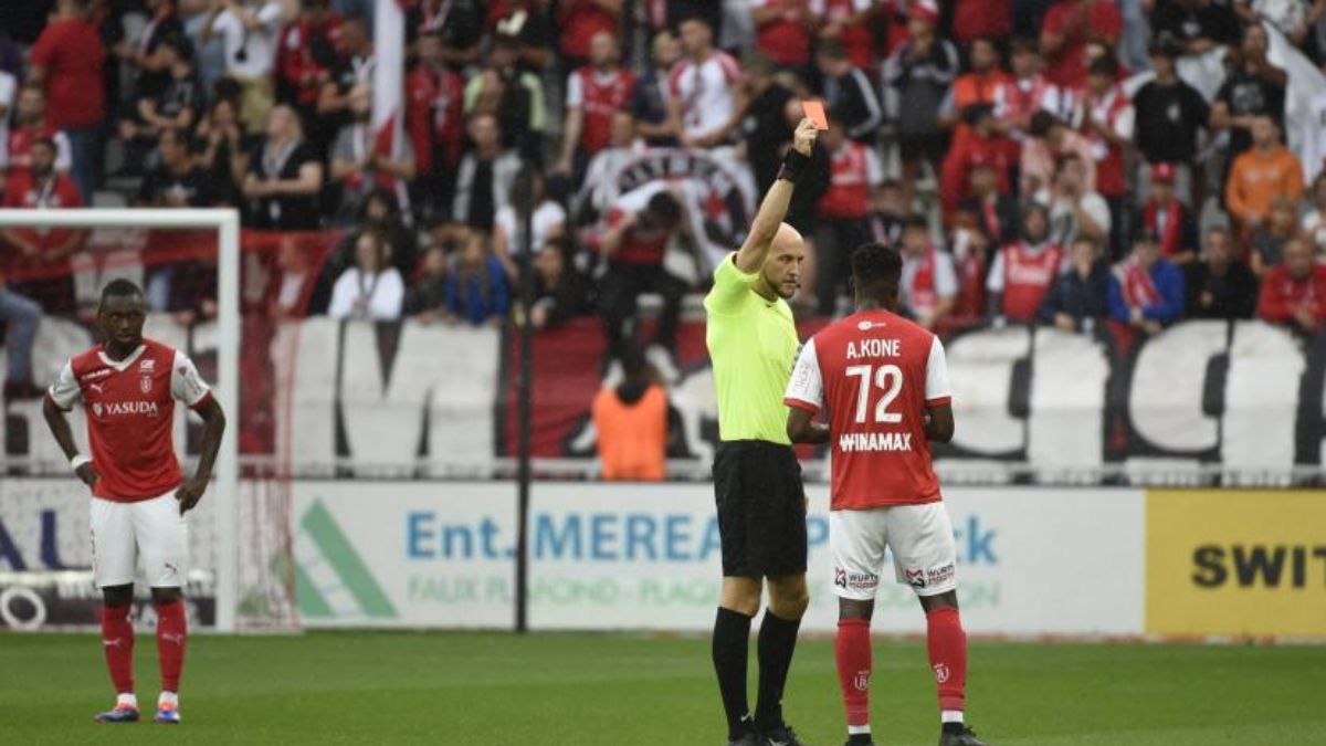 Lourde sanction pour Amadou Koné après sa faute sur Angel Gomes