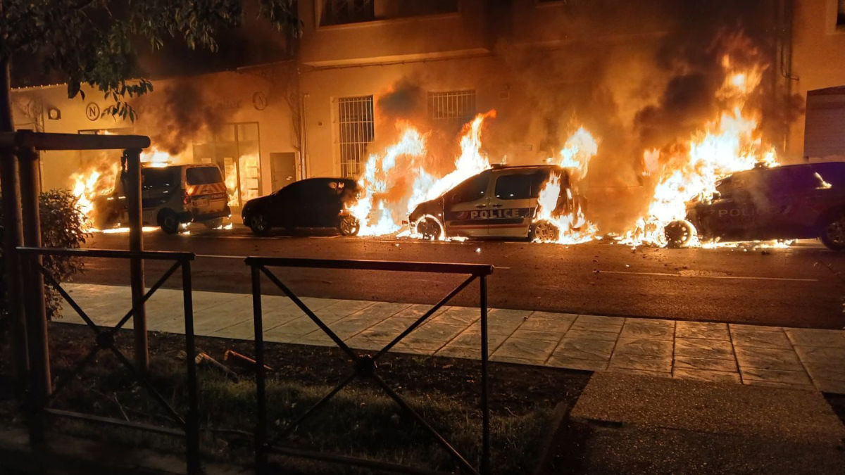 Des voitures de police incendiées devant le commissariat de Cavaillon