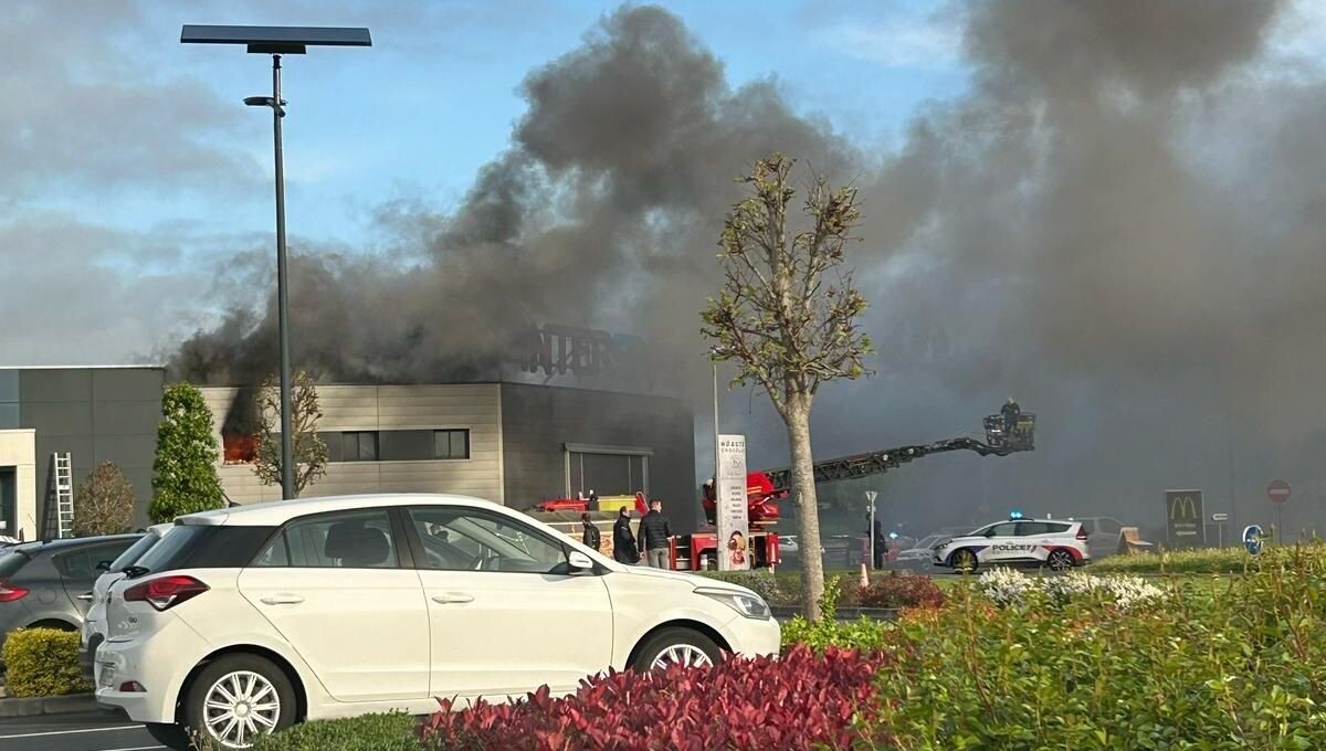 Un incendie en cours à l'Intersport de Niort, les pompiers sur place